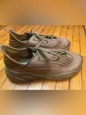 Adidas Men’s Green Knit Athletic Lace-Up Sneakers size 10 1/2